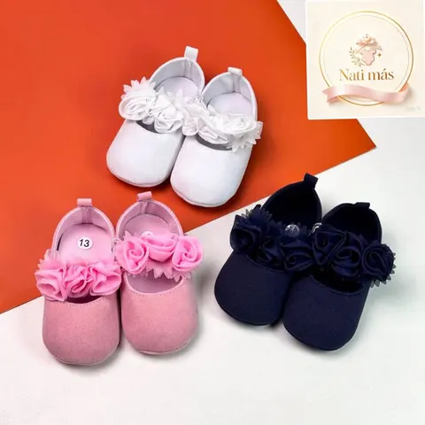 Zapatitos para bebé con detalle de rosas · modelo B17