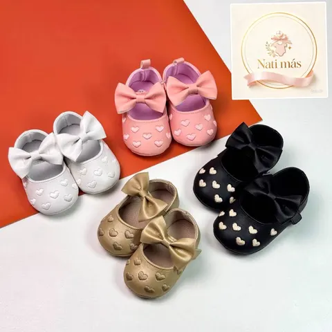 Zapatitos para bebé con corazones y moño · modelo B06