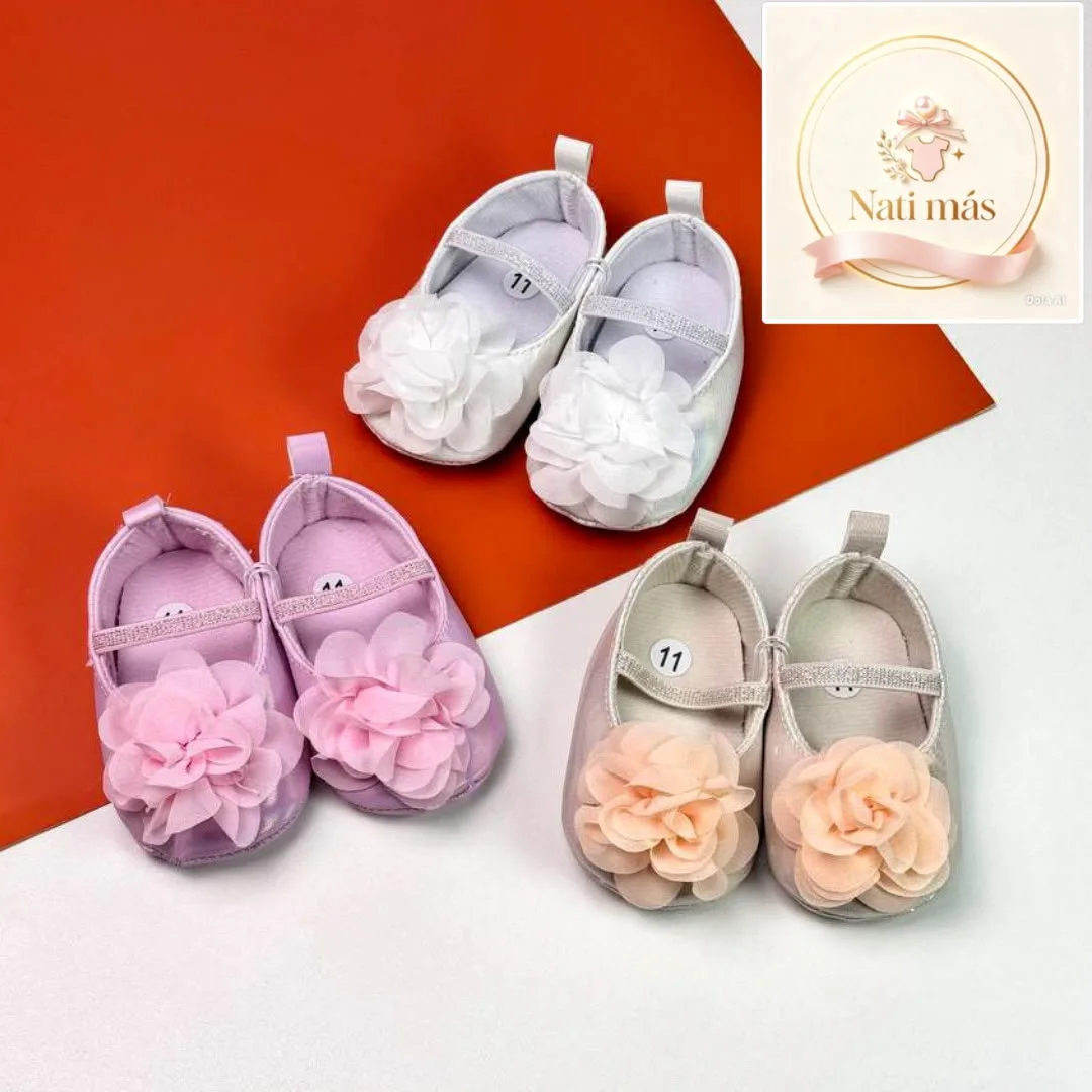 Zapatitos para bebé con flor grande · modelo B09