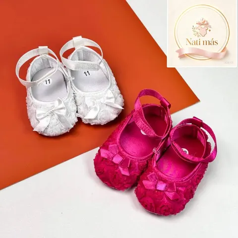 Zapatitos para bebé con flores y cinta · modelo B07