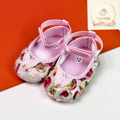 Zapatitos floreados para bebé con mariposa · modelo B08