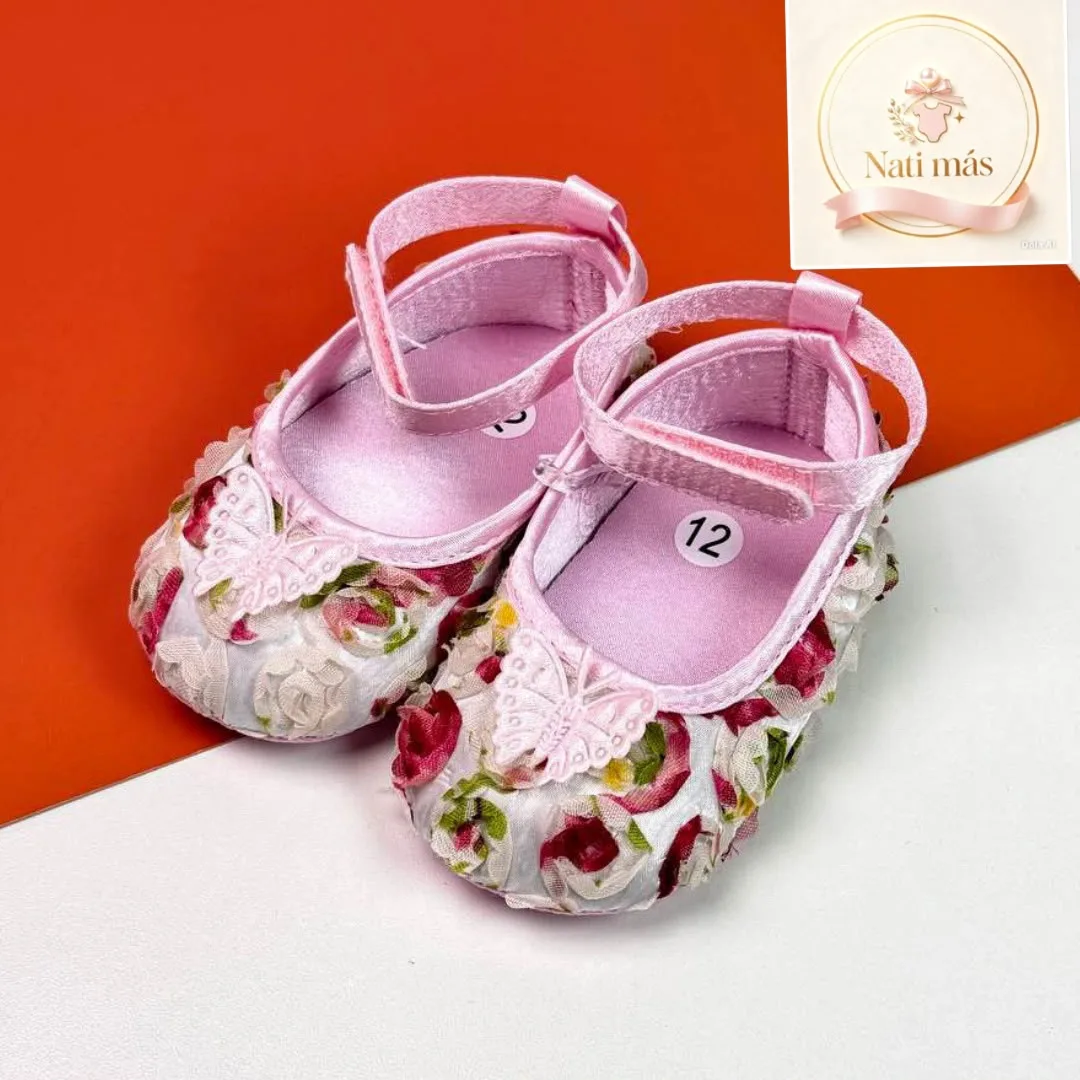 Zapatitos floreados para bebé con mariposa · modelo B08