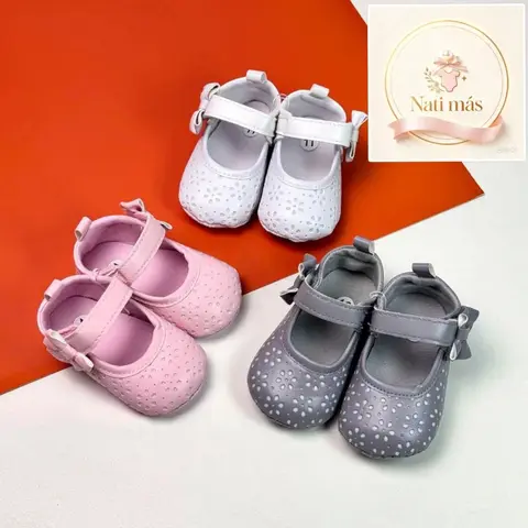 Zapatitos para bebé con detalles perforados · modelo B18